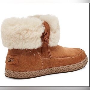 UGG ELOWEN Chestnut Shearling Moccasin Bootie size 8